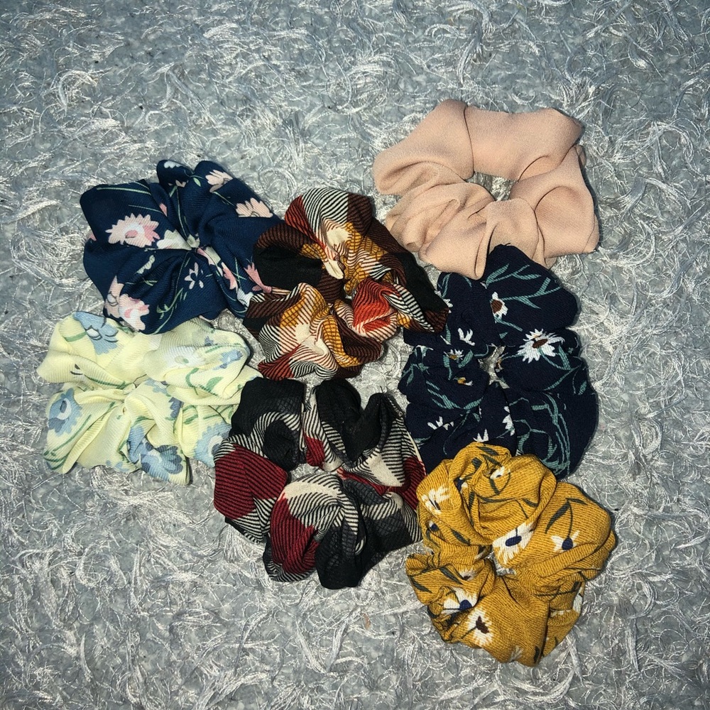 cute scrunchie bundle (7 scrunchies)